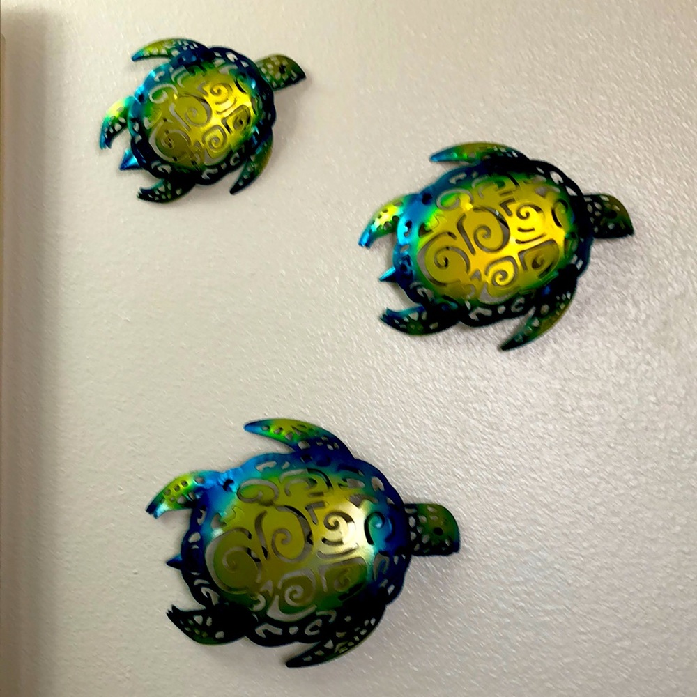 Set up three metal sea turtles.